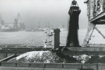 53. Przeładunek węgla w Morskim Porcie Handlowym w Gdyni, 3.02.1987 r.; 
sygn. APG 3385_346_13  