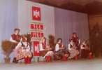  Widowisko folklorystyczne młodzieży polonijnej w hali sportowej (Palazzetto dello Sport) przy ul. Flaminia, zaprezentowane w ramach centralnych obchodów milenijnych dla Polonii z całego świata w dniu poświęconym młodzieży, tj. 14 maja 1966 r., Servizio Foto Express. PISK, 9/8,4/6  