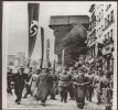 Adolf Hitler wraz ze swoją świtą i gauleiterem Albertem Forsterem spaceruje po Długim Pobrzeżu w Gdańsku 19 września 1939 r. W tle żuraw – największy średniowieczny dźwig portowy Europy, fot. Hans Sönnke. APG, 2384/22278/2  