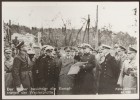Adolf Hitler wraz z generalicją zwiedza teren walk na Westerplatte, oprowadzany przez dowódcę pancernika „Schleswig-Holstein”, kmdr. Gustava Kleikampa 21 września 1939 r., fot. Hans Sönnke. APG, 2384/22278/6  