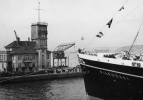 37. Transatlantyk MS „Piłsudski” wraca do portu z rejsu do nowego Jorku, w głębi Kapitanat Portu (1935 r.); sygn. APG O/Gdynia 3-45-36  
