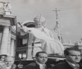  Papież Paweł VI w lektyce przed Bazyliką św. Piotra na Watykanie, 15 maja 1966 r., fot. Giordani. PISK, 9/8,5/19  