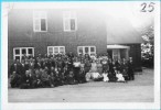 Zdjęcie zbiorowe - 15.V.1945 przed miejscem zamieszkania w Klintholm  