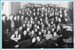   Zbiorowe – 5.XII.1945 w Klintholm. Zdaniem Elżbiety Grot, ta fotografia przedstawia grupę 98 osób wracającą pod koniec grudnia 1945 r. na statku „Prinz Christian”